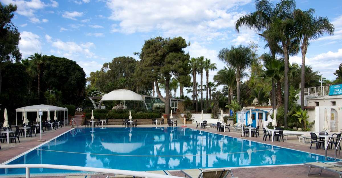 Een foto van het zwembad bij Fontane Bianche Beach Club