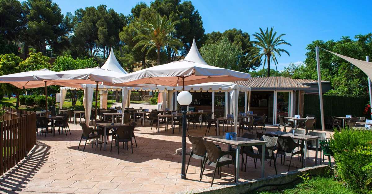 Een foto van het terras bij Salles Hotel Marina Portals