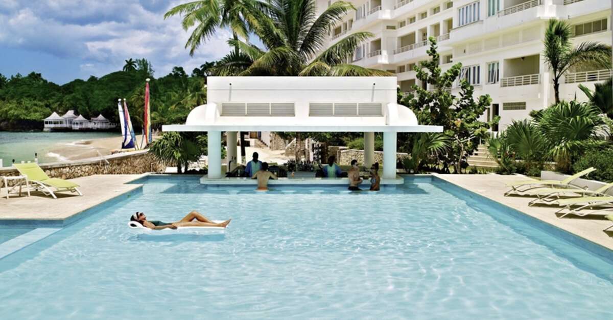 Een foto van het zwembad bij Couples Tower Isle