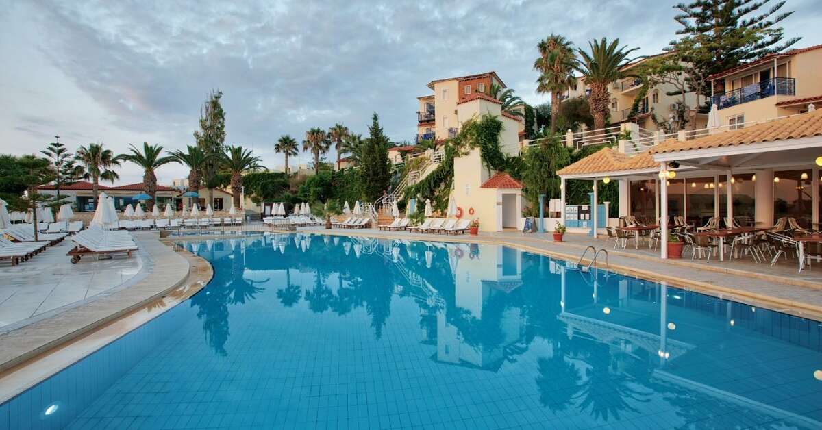Een foto van het zwembad bij Rethymno Mare