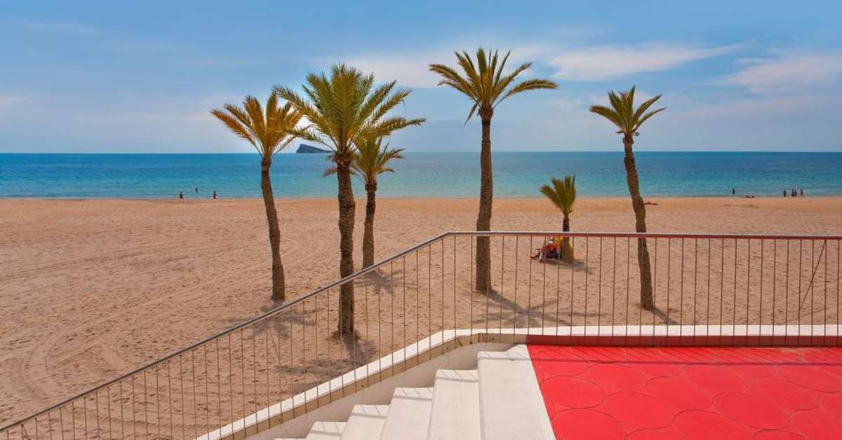 Een foto van het strand bij RH Corona del Mar