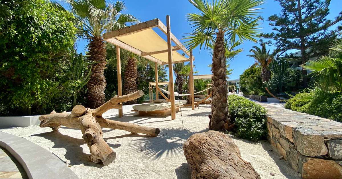 Een foto van het terras bij The Island Hotel