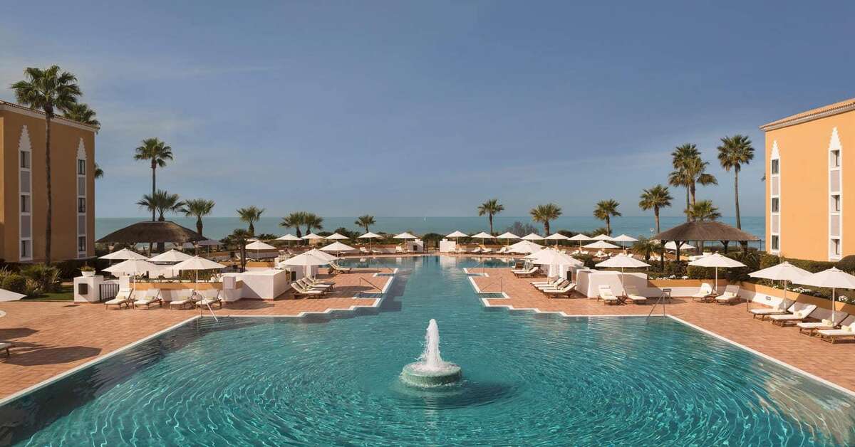Een foto van het zwembad bij Palacio de Sancti Petri Gran Melia