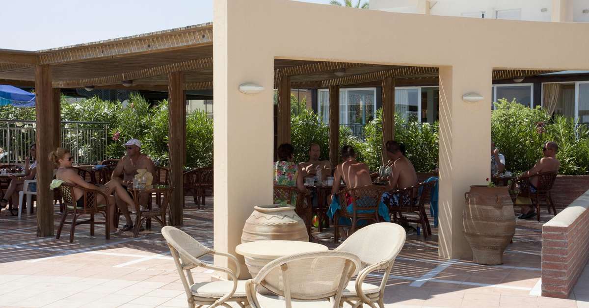 Een foto van het terras bij Hotel Astir Beach