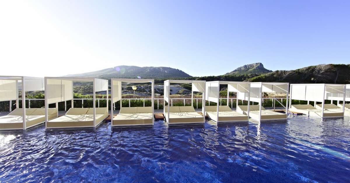 Een foto van het zwembad bij Hotel Zafiro Cala Mesquida