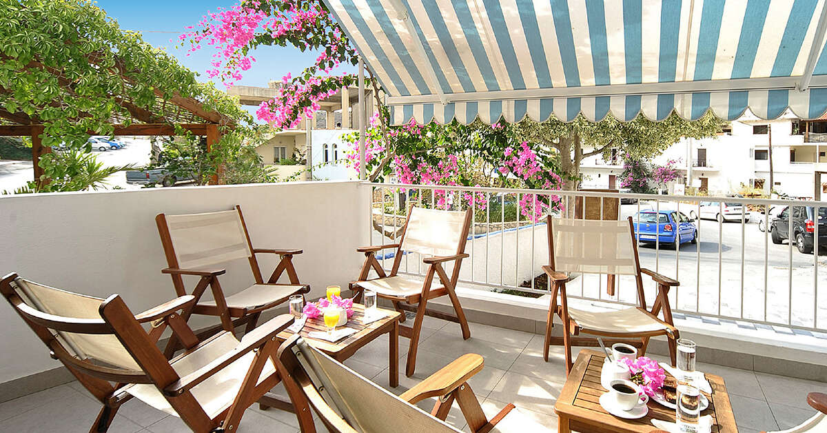 Een foto van het terras bij Glaros Hotel