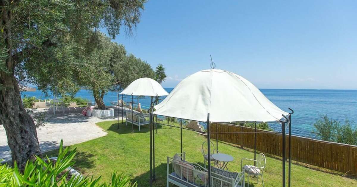 Een foto van het terras bij Aurora Beach Hotel