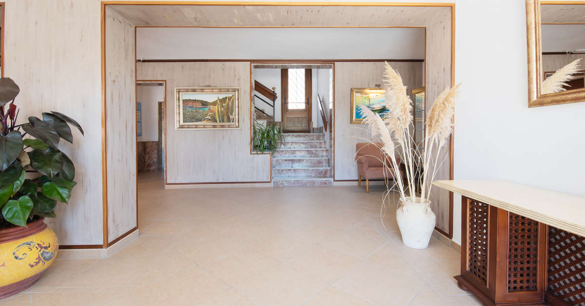 Een foto van het interieur van Playa Mondrago