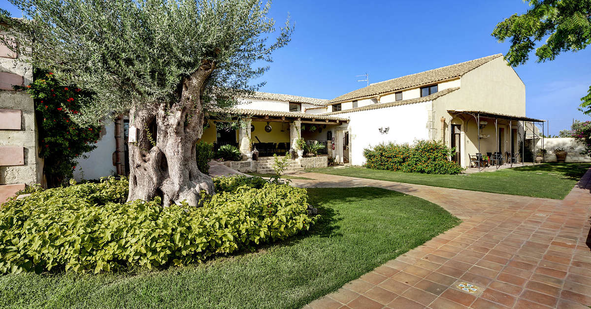 Een foto van het terras bij Hotel Villa Giulia Noto