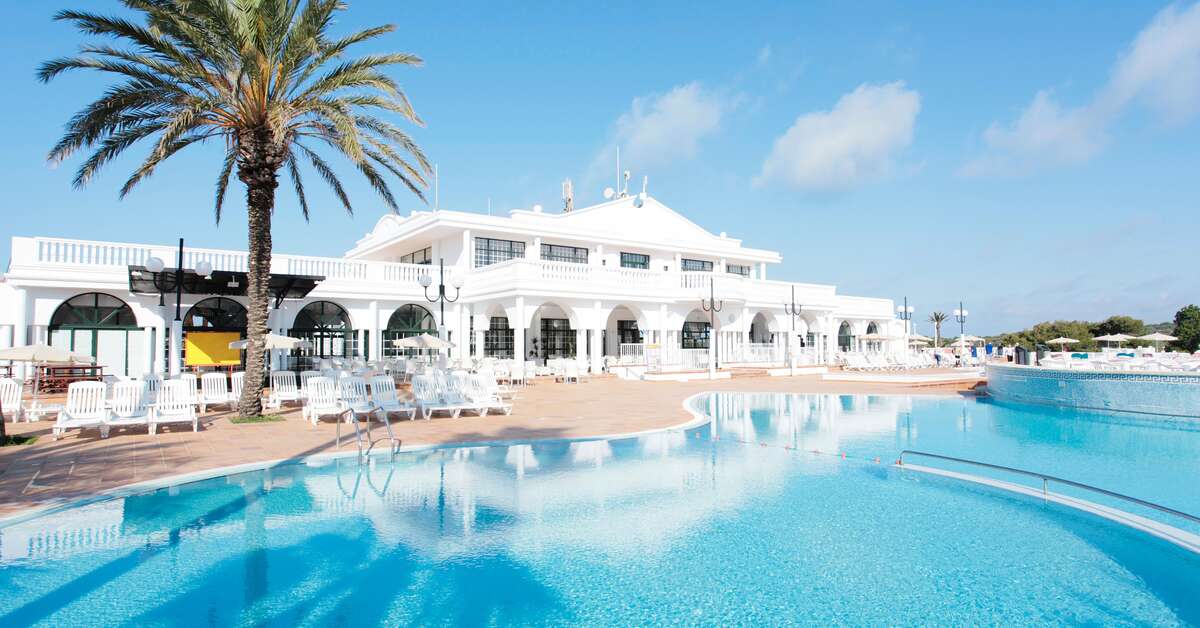 Een foto van het zwembad bij Grupotel Mar de Menorca