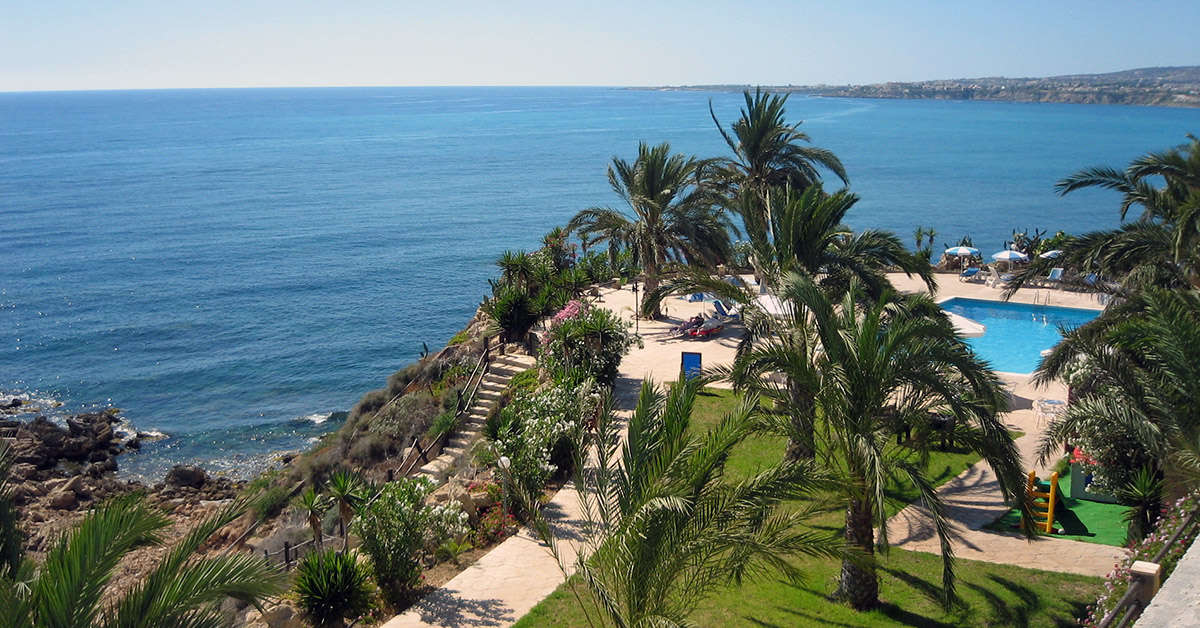Een foto van het zwembad bij Vrachia Beach Hotel & Suites