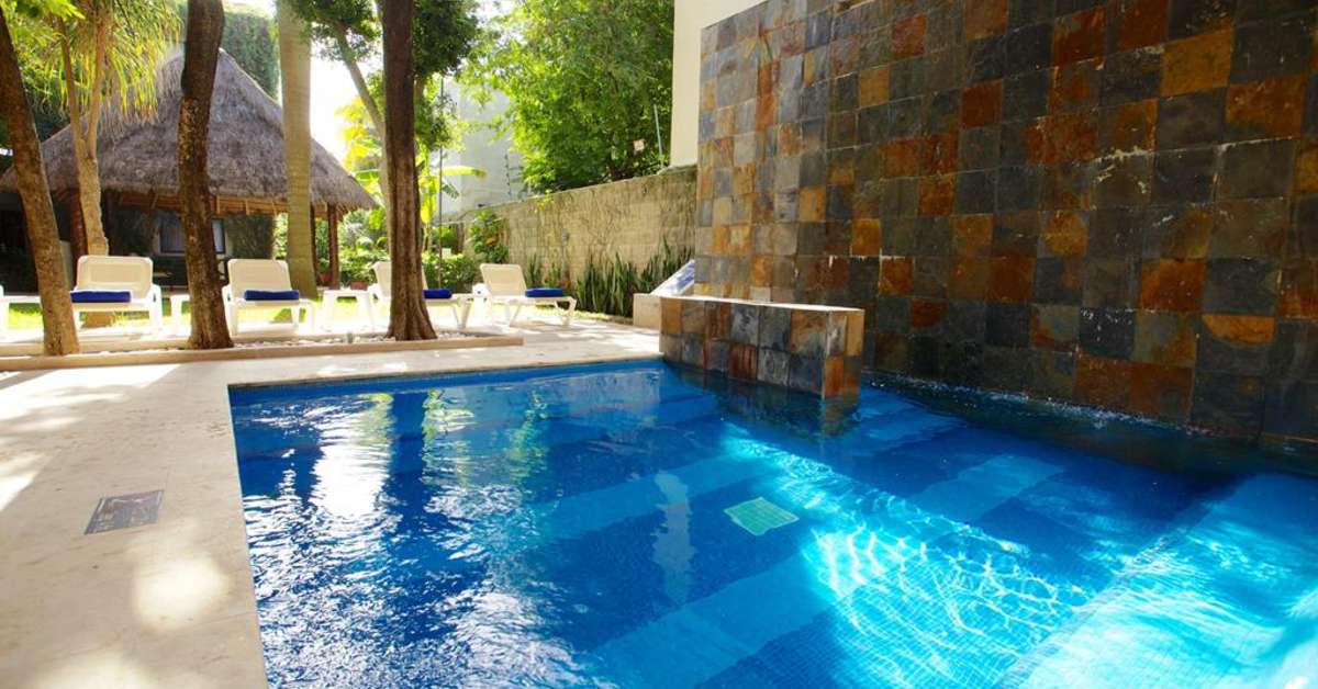 Een foto van het zwembad bij Tukan Hotel Playa del Carmen