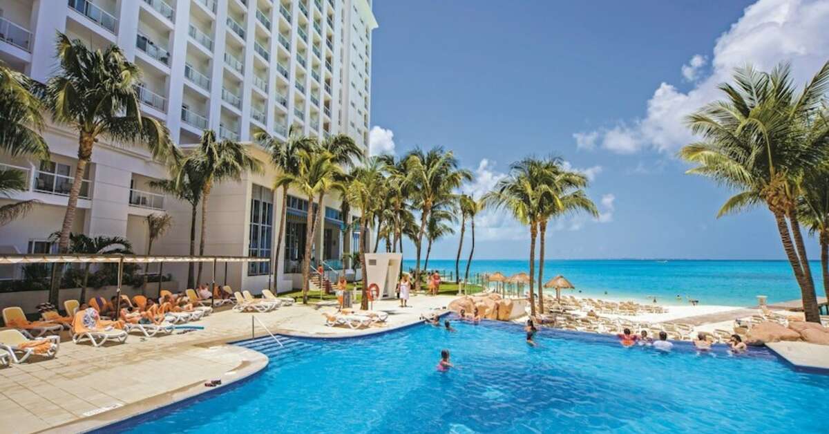 Een foto van het zwembad bij Riu Cancun