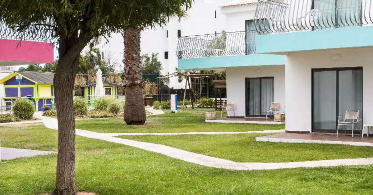 Een foto van de buitenkant van Bayside Salgados Appartementen