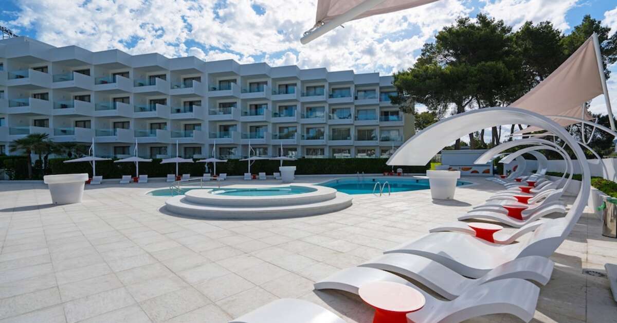 Een foto van het zwembad bij THB Naeco Ibiza