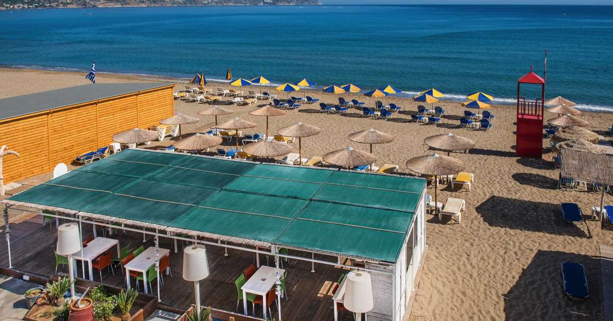 Een foto van het terras bij Yianna Caravel Beach Hotel