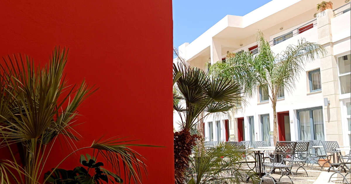 Ein Foto von der Terrasse im Grecotel Plaza Beach House