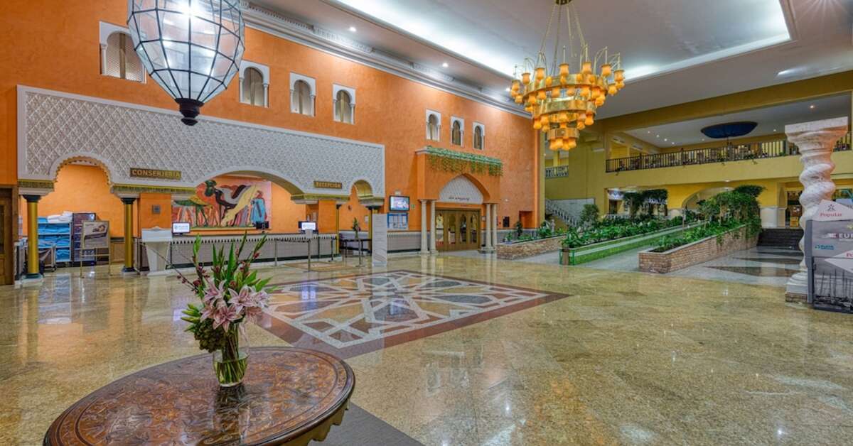 Een foto van het interieur van Playacalida Hotel