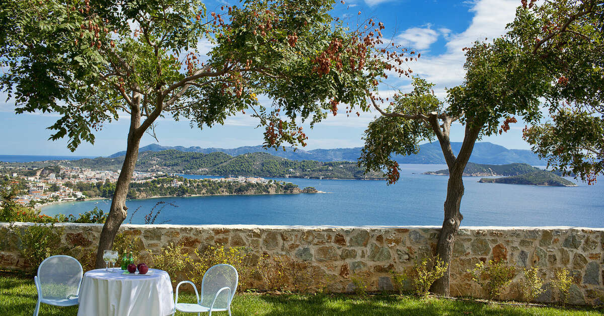 Een foto van het terras bij Oniro Skiathos