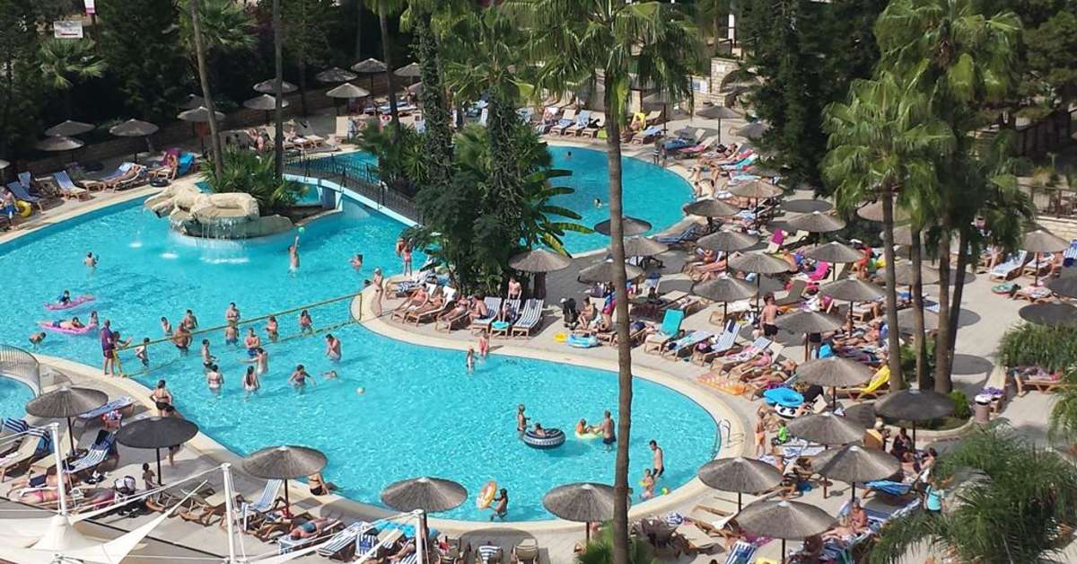 Een foto van het zwembad bij Atlantica Oasis Hotel