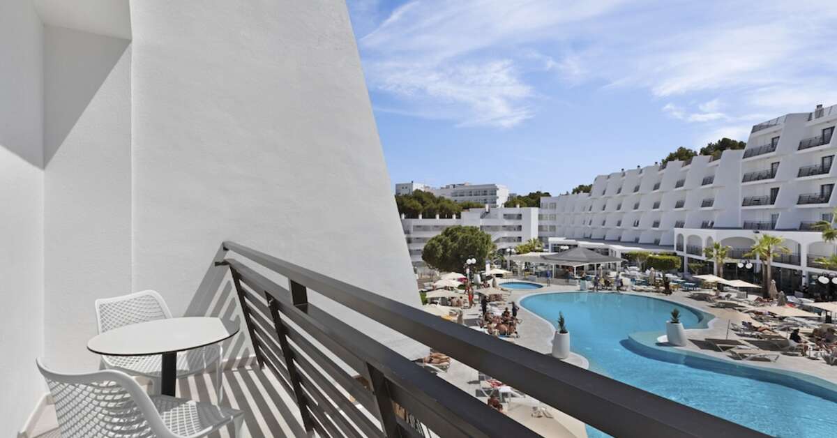 Een foto van het zwembad bij Palmanova Suites by TRH