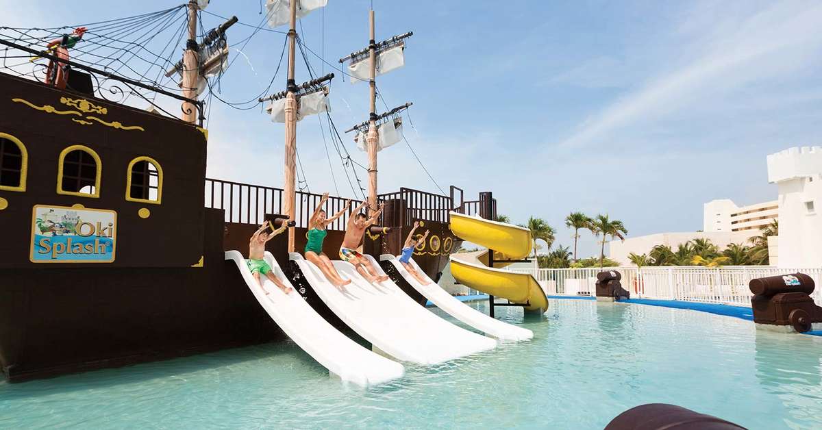 Een foto van het zwembad bij Panama Jack Resorts Gran Caribe Cancun