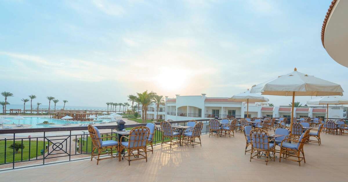 Ein Foto von der Terrasse im Sunrise Alma Bay Resort