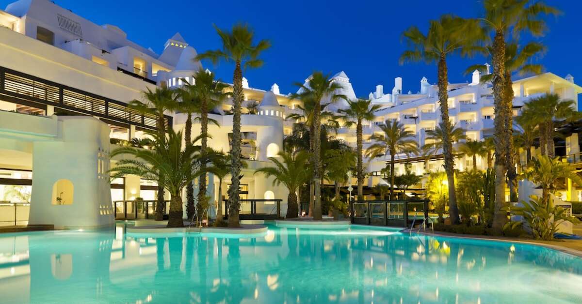 Een foto van het zwembad bij H10 Estepona Palace