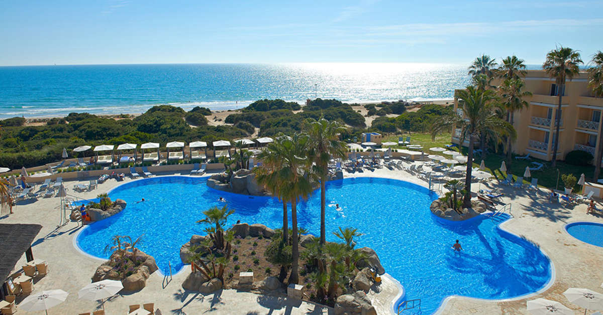 Een foto van het zwembad bij TUI Blue Playa la Barrosa