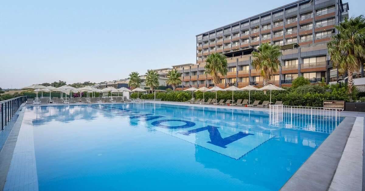 Een foto van het zwembad bij The Nowness Luxury Hotel & Spa