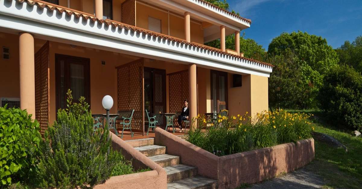 Een foto van de buitenkant van Pausania Inn