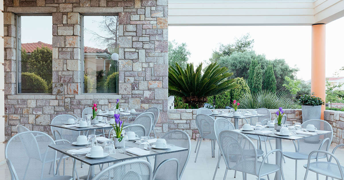 Een foto van het terras bij Hotel Akti Taygetos