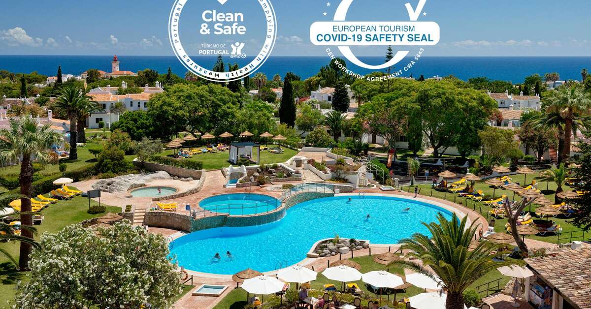 Een foto van het zwembad bij Rocha Brava Resort