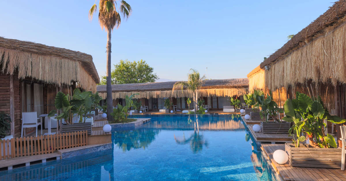 Een foto van het zwembad bij Flora Garden Beach Hotel