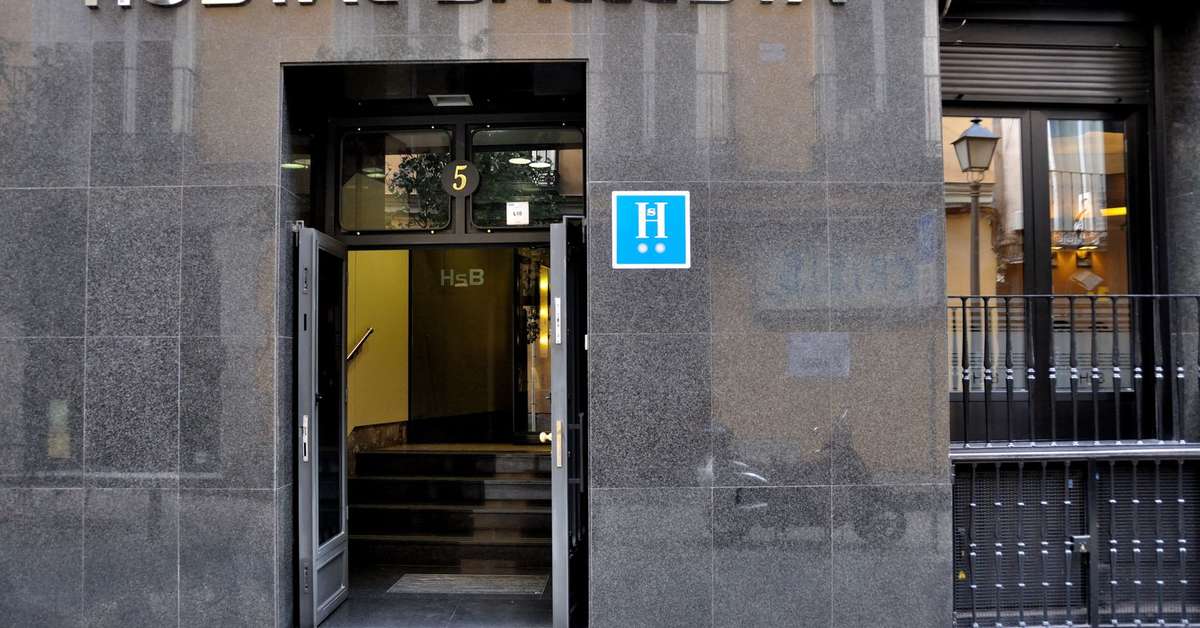 Een foto van de buitenkant van Hostal Ballesta