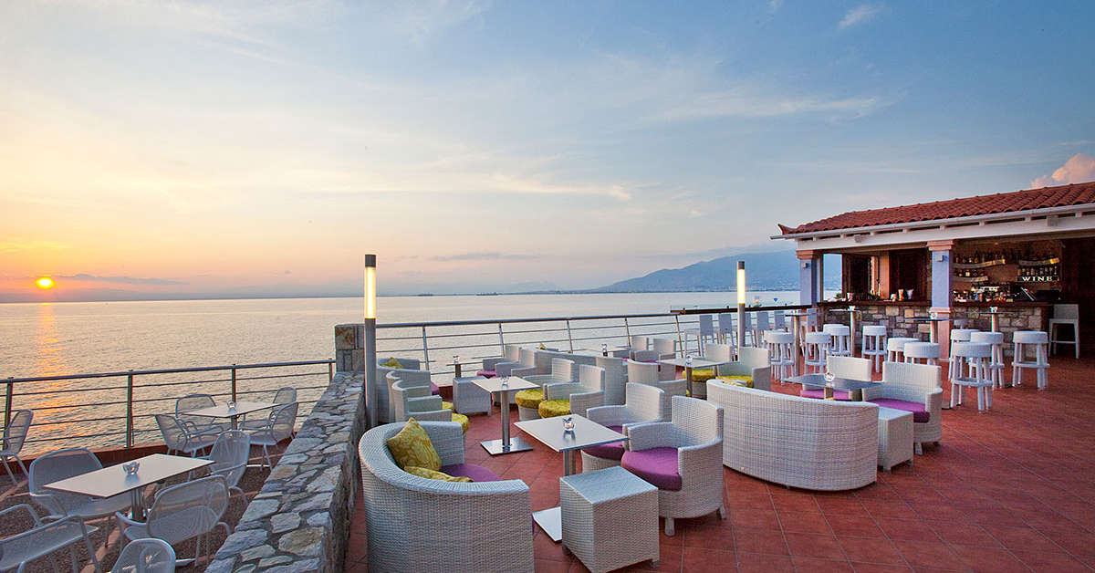 Een foto van het terras bij Hotel Akti Taygetos
