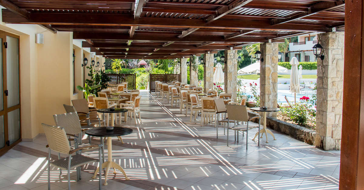 Een foto van het terras bij Hotel Aegean Melathron Thalasso & Spa