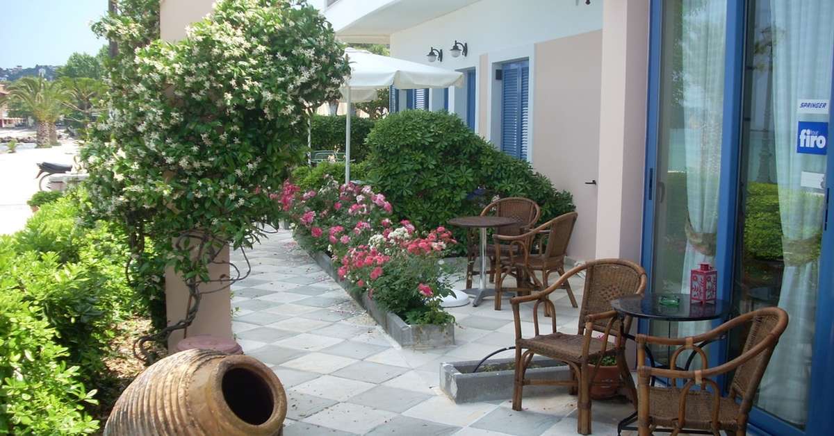 Een foto van het terras bij Kalypso Hotel Poros