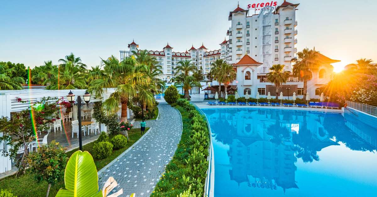 Een foto van het zwembad bij Serenis Hotel