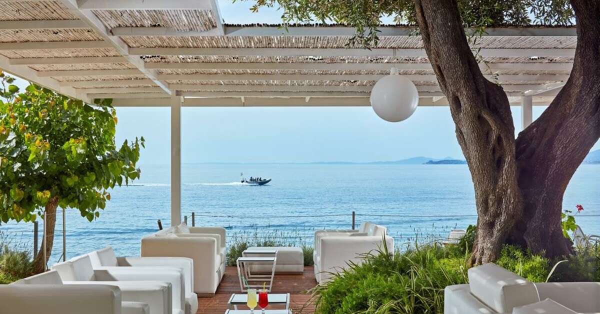 Een foto van het terras bij TUI Blue Atlantica Nissaki Beach