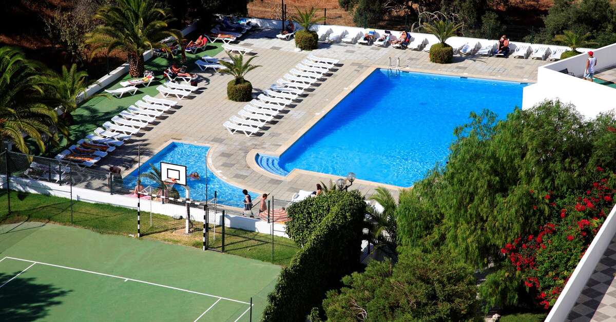 Een foto van het zwembad bij Janelas do Mar