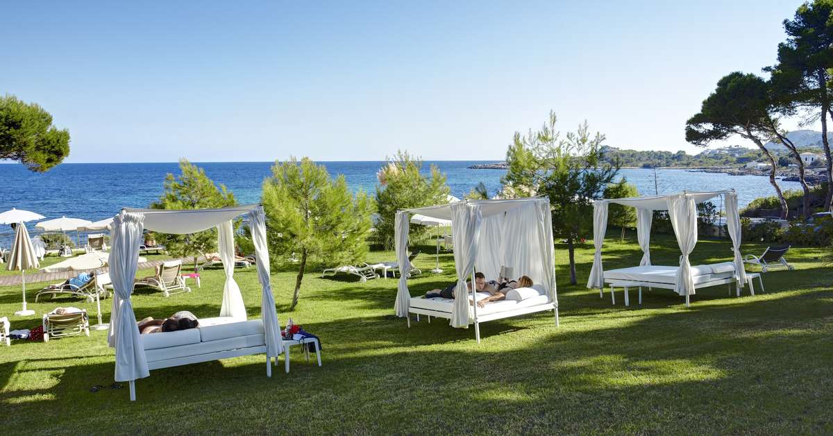 Een foto van het terras bij Grupotel Aguait Resort & Spa