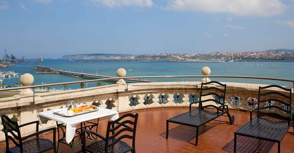 Een foto van het terras bij URH Palacio de Oriol Hotel