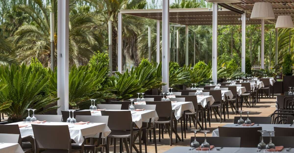 Een foto van het terras bij Costa Encantada Resort & Suites