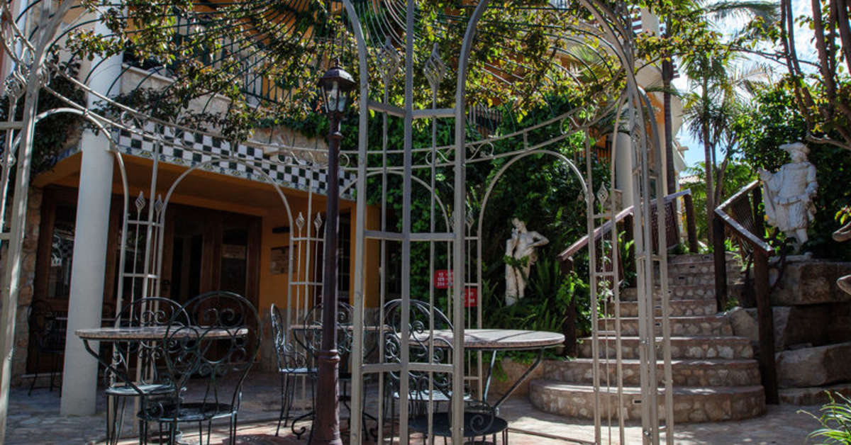 Een foto van het terras bij Hotel Dom Manuel I Residence