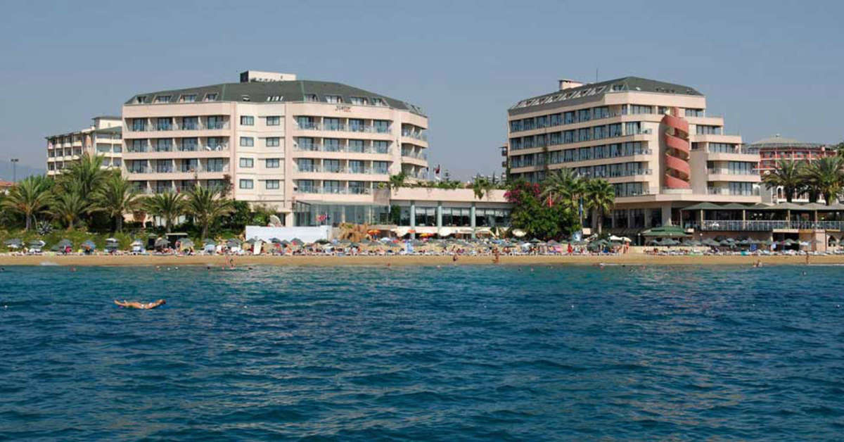 Een foto van de buitenkant van Aslan City Hotel