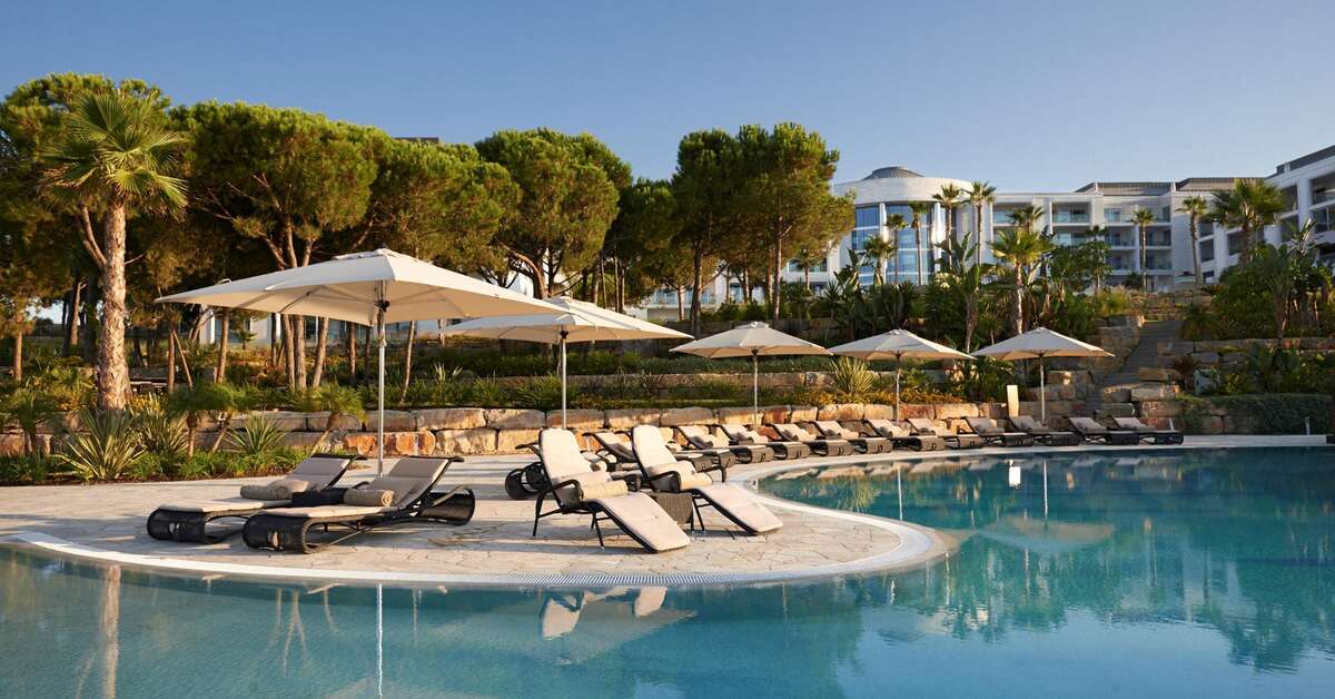 Een foto van het zwembad bij Conrad Algarve