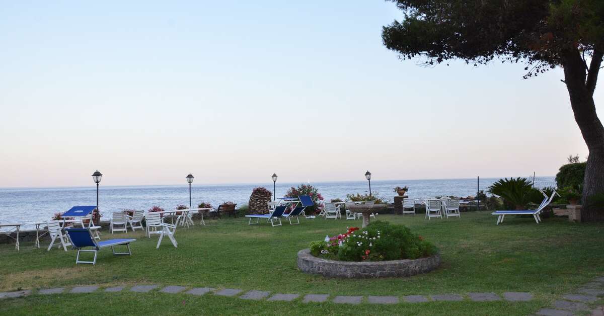 Een foto van het terras bij Arathena Rocks Hotel