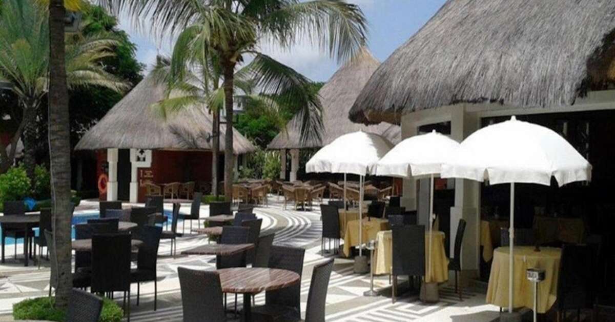 Een foto van het terras bij Royam Hotel