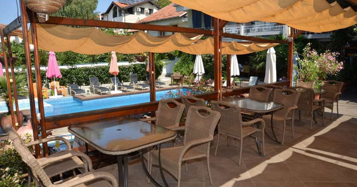 Een foto van het terras bij Villa Dionis